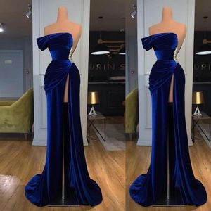 2021 Sexig Royal Blue Velvet Prom klänningar En axel hög delad ärmelg golvlängd parti quinceanera hög delad formell jämnt 226h