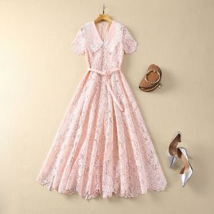 2024 Spring Pink Floral Hafloidery Lace Sukienka Krótki rękaw Peter Pan Neck Belted Midi Sukienki S4J090104 Plus Size xxl