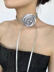 Collane con ciondolo Collana con cinturino a forma di fiore color argento Collana girocollo decorativa a doppio scopo