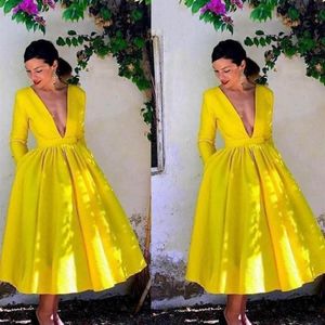 2021 Bright Yellow Prom -klänningar Långa ärmar med fickor Satin te längd sexig djup v hals anpassade kvällsfest klänningar plus s235o