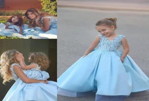 Babyblaue Satin-Blumenmädchenkleider für Hochzeiten, lange Rüschen, niedliche Applikationen, ärmellose Kommunionkleider, Dubai, Arabisch, Kinder 8450677