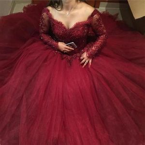 2022 Sexy Burgundy Ball Gown Quinceanera Dresses Off Shoulder Long Sleeves Lace Appliques Beaded 16 Puffy Tulle Plus Size Prom Eve237t