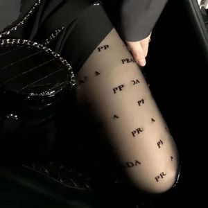 23ss F/c/b/t/g Designer Chanell Collant sexy calza di pizzo Moda donna Leggings sottili Maglia Cucci Morbido e traspirante Lettera tessile cava Calzini di seta neri 933