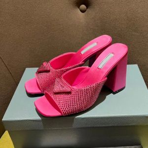 projektanci kapcie muły buty damskie slajdy wysokie obcasy buty obuwia Rhinestone Real Silk Chunky Block Slip-On Otwarty palca luksusowe projektantów styl uliczny