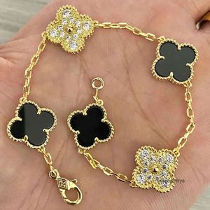 Designer Bracelet Luxury 4 Four Leaf Clover Van Charm Elegant Fashion 18k Gold Agate Shell Mother of Pearl Clef Couple Holiday Special Count