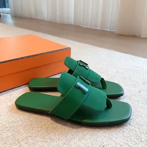 Sandálias de verão de luxo designer feminino flip flops chinelo moda couro genuíno slides corrente metal senhoras 0111