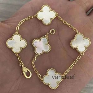 Van Dört Yaprak Yonca Bileklik Cleef 2024 Lüks Tasarımcı Charm Pearl 4 Parçası 18K Altın Kolye Küpe Düğün Lazer Markası 111Q5io9z4wlf