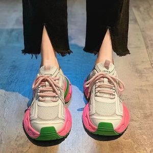 Düz kalın taban baba kadın ayakkabıları örgü deri ekleme karışık renk dantel yukarı nefes alabilen bahar platformu kadın spor ayakkabılar 240117