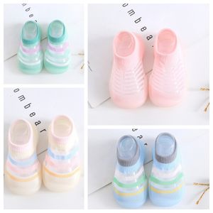 2024 Yeni İlk Yürüyüşçüler Yaz Kız Erkek Çocuklar Sandal Bebek Ayakkabıları 1-4 Yaşındaki Toddler Slipper Softy Sole Botth Bottom Tasarımcı Ayakkabı Slip