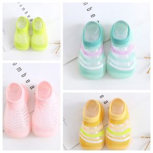 2024 Yeni İlk Yürüyüşçüler Yaz Kız Çocuk Çocuk Sandalet Bebek Ayakkabıları 1-4 yaşındaki yürümeye başlayan çocuk Terlik Softy Sole Alt Çocuk Tasarımcı Ayakkabı Slip