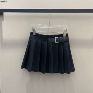 Дизайнерская юбка Теннисные юбки Плиссированные мини-черные летние одежды Повседневное базовое платье