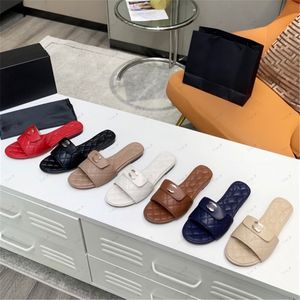 Nova chegada Selppers de alta qualidade Summer Hot Sale Hot Sandals Film Sandals Style Metalle Fuckle Simple Slides internos externos simples Mulheres Couro Genuíno Grande Tamanho 45