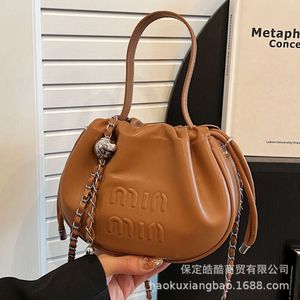 Crowd design pleated small for women's 2023 new autumn and winter portable bucket fashionable chain crossbody bag