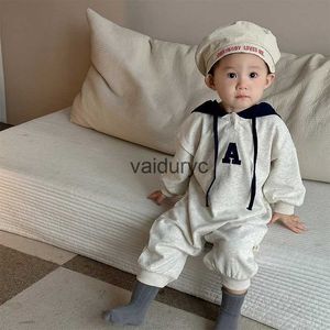 Rompers Pullover Autumn New Baby Letter刺繍のロンパー新生児幼児の男の子長袖カジュアルジャンプスーツ幼児の女の子フード付き服0-24m H240508