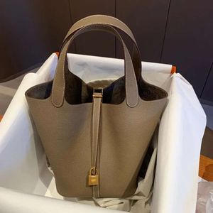 Novidade de luxo: bolsa clássica de cesta de mercado, bolsa balde de couro genuíno, camada superior de couro de grão de lichia, bolsa simples e versátil para mulheres – bolsa
