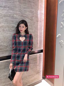 Designer Básico Vestidos Casuais Shenzhen Nanyou high-end Miu família outono e inverno estilo sal doce máquina treliça vestido Z7PI