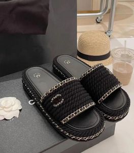 Nya vävda tjocka botten sandaler kvinnors strand semester paris designer avslappnad kedja lägenheter tofflor mode dubbel show läder non-halp toffel c glid