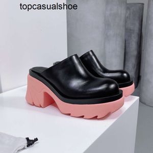 Bottegaa vendetta terlik bvs tıkanır en kaliteli flaş İtalyan buzağı deri deri tıknaz katır topuklu platform ayakkabı pist sandalet kapalı ayak parmakları lüks tasarımcılar