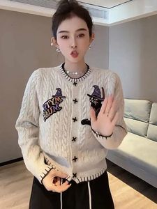 Frauen Strick Koreanischen Stil Rundhals Cartoon Buchstaben Kurze Pullover 2024 Herbst Winter Gestrickte Stickerei Strickjacke Jacke X651