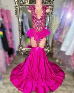 Neues 2024 Fuchsia Diamanten Prom Glitzer Perlen Kristall Strass Federn Kleid für schwarze Mädchen Geburtstag Party Kleid