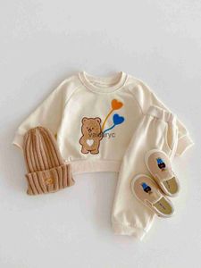 Kläderuppsättningar 2024 Spring New Baby Long Sleeve Clothes Set Toddler Boys Cartoon Bear Sweatshirt + Casual Pants 2st Suit Spädbarnsflickor H240508
