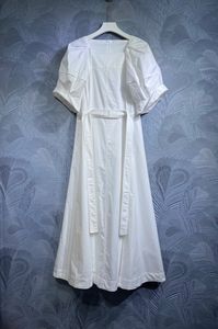 2024 الربيع نقي اللون مرPTENT فستان أبيض قصير الأكمام مربعة الرقبة ميدي الفساتين عارضة A3J121437