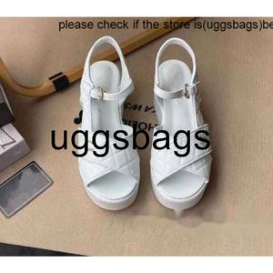 Sapatos de canal Chanelness United the Europe States and Fashion Diamond Leather Wedge Sandals Womens impermeável Plata