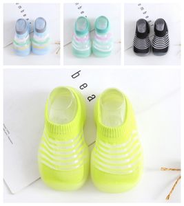 2024 Yeni İlk Yürüyüşçüler Yaz Kız Çocuklar Çocuklar Güzel Şeker Renk Sandalet Bebek Ayakkabı 1-4 Yaşındaki Toddler Terlik Yumuşak Sole Alt Alt Çocuk Tasarımcı Ayakkabı Slip