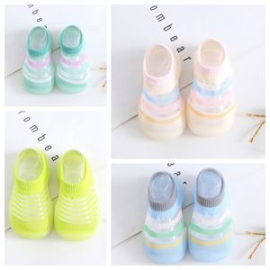 2024 Yeni İlk Yürüyüşçüler Yaz Kız Erkek Çocuklar Çocuk Sandalet Bebek Ayakkabı 1-4 Yaşındaki Toddler Slipper Softy Sole Dip Çocuk Tasarımcı Ayakkabı Slip