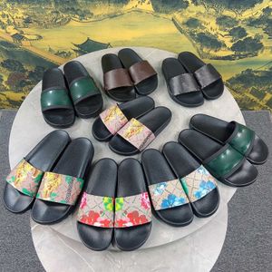 Lüks Tasarımcı Terlik Erkek Kadınlar Flats Geal Dips Çiçek Çiçekler Çilek Moda Slaytları Kauçuk Deri Oda Evi Açık Mule Pantoufle Sliders