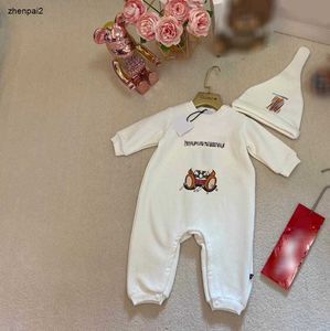 Luxury Spädbarn Jumpsuits White Boys Girls Bodysuit Set Size 59-90 Doll Bear Print Newborn Baby Crawling Suit and Cap med en visir Jan20