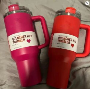 미국 재고 40oz Quencher Tumblers Pink Cosmo Parada Flamingo 스테인레스 스틸 발렌타인 데이 선물 컵 실리콘 핸들 뚜껑과 빨대 2 세대 자동차 머그잔 0131