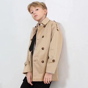 소년을위한 카키 재킷 이중 가슴 디자인 어린이 아레 터웨어 어린이 트렌치 코트 2-14 년 캐주얼 윈드 리커 240117