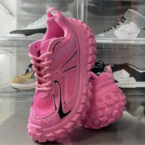 Luxury designer dad shoes, fashionable retro distressed, low cut, tire shoes, unisex, trendy pink, essential for going out on the streets