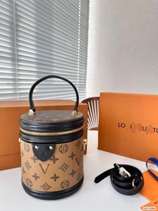 Designer Women's Bucket V Bag Chain crossbody bag Leather large capacity luxury one-shoulder bucket embossed bag gift
