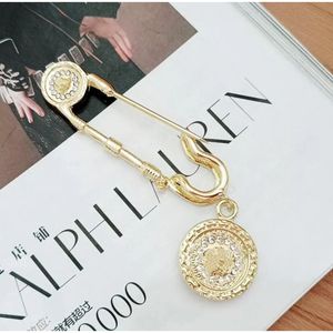 Hot selling European and American styles of human avatar brooches diamond brooch clothes all-match fashion gold net red accessories women