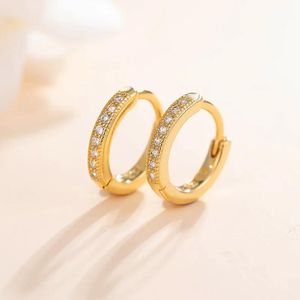 Örhängen Ny modetrend S925 Silver Inlaid 5A Zircon Explosion Model Ladies Summer Round Face Highgrad Plain Ring Design Ear Buckle