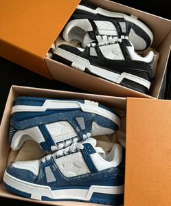 Designer louisely sneakers platt sneaker tränare casual skor denim canvas läder viutonly vittonly röd blå bokstav modeplattform män kvinnor låga tränare