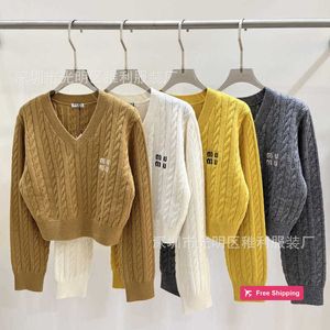 Designer Womens Sweaters Miu Home High Edition Autumnwinter Collection broderad bröstbrev Enkelhet och atmosfär Vneck Pullover tröja Långärmad wo