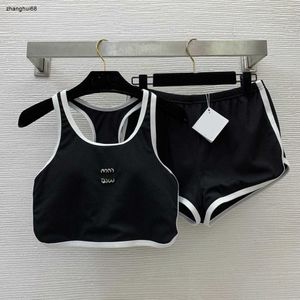 Mulheres luxuosas roupas de grife para mulheres verão logotipo de metal decorativo suspender colete top + shorts de cintura elástica calças quentes 18 de janeiro