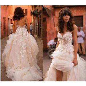 Liz Martinez Beach Wedding Dresses With 3D Floral V-Neck Tiered kjol rygglös plus storlek elegant trädgårdsland småbarn bröllopsklänningar