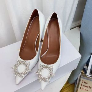 2024 Luxury Designer High Shoe Fashion Water Drill Sunflower Buckle 9.5cm Skin Bottom Party Wedding Pointy Real Silk Bekväm kvinnor Skor gratis transport