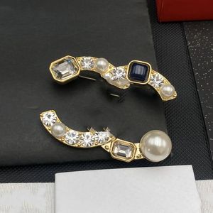 Fashion Pin Pearl Designer Brosches 18K Guldpläterad för män och kvinnor Party Wedding Lovers Gift Designer Engagemangsmycken för brud med flanellpåse lyxbrosch