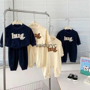 Rompers Pullover 2024 Spring New Baby Long Pery Romper Boy Girl Newborn Fashion Letter Embroidery Jumpsuit Cotton Infantシンプルなカジュアル服H240508