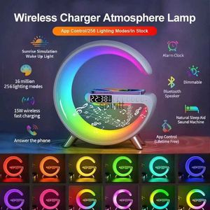 Orologi da tavolo da scrivania Smart LED Night Light RGB Atmosfera Caricabatterie wireless da 15 W Sveglia Altoparlante Controllo APP Lampada da tavolo per dormire per la decorazione della camera di casa YQ240118