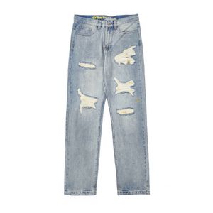 Una collezione di jeans effetto consumato con faccina sorridente del marchio di tendenza autunno 2022 DREW per uomini e donne nello stesso stile FOG