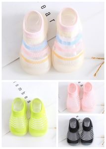 2024 NYA FÖRSTA WALKERS SOMMER GIRL pojkar barn Lovely Candy Color Sandals Baby Shoes Toddler Slippers Soft Sole Children Designer Shoes Non-Slip