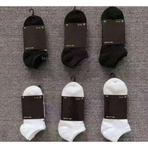 Sock tofflor No Show Socks Cotton Material Underwear Sports Athletic Geometric Mönster Bomull Fashion Casual Lämplig för vårens höstsäsonger White Black 134