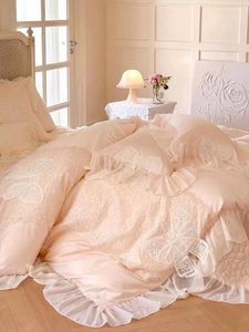 Bedding Sets French Princess Style Thickened Baby Velvet Four Piece Set For Winter Warmth Milk Coral Lace Duvet Cover