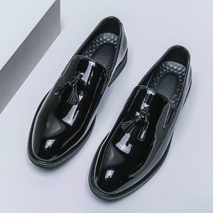 Großbritannien Gentleman Herren Spitze Schwarz Glänzende Quasten Lackleder Casual Dress Homecoming Schuhe Männliche Formale Hochzeit Schuhe